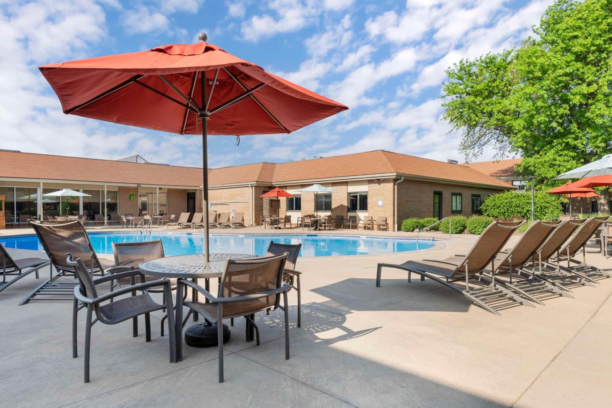 Best Western Plus Ramkota Hotel Sioux Falls Exterior photo