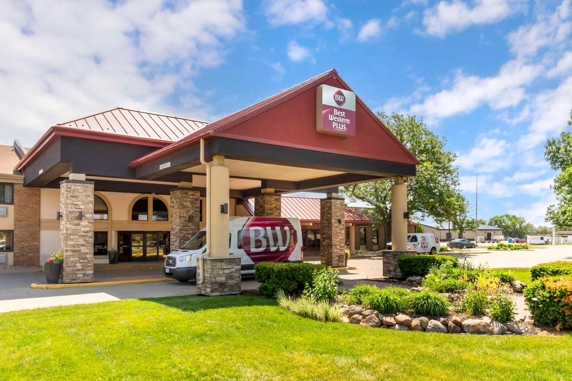 Best Western Plus Ramkota Hotel Sioux Falls Exterior photo