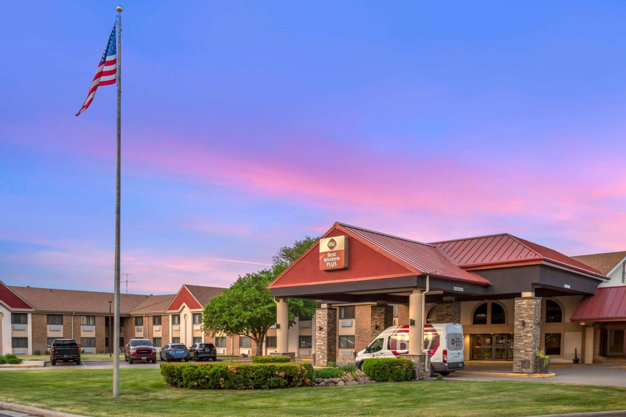 Best Western Plus Ramkota Hotel Sioux Falls Exterior photo